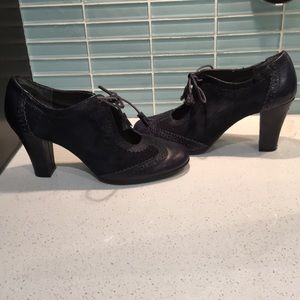 Aerosoles cute navy suede and leather pumps.